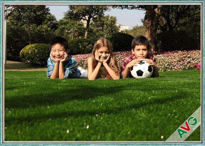 L'herbe artificielle de aménagement stabilisée UV pour des écoles de patios de jardins des terrains de jeux 0