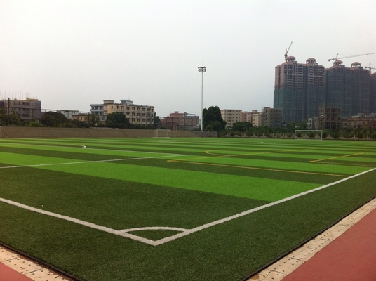 LA CHINE Herbe synthétique de terrain de jeu vert du football, fausse herbe de terrain de jeu pour l'extérieur fournisseur