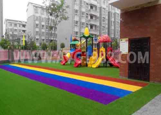 LA CHINE Enfants jouant mettant l'herbe artificielle colorée de sports avec la prairie de protection de choc fournisseur