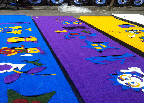 LA CHINE Herbe de tapis artificielle de gazon synthétique coloré de terrain de jeu de décoration 3000 DTEX fournisseur