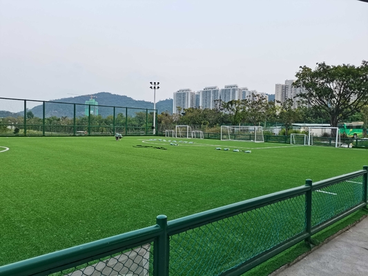 LA CHINE herbe de gazon synthétique du football de 70mm et plancher artificiels de sports fournisseur
