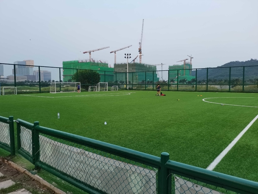 LA CHINE Herbe artificielle et sports du football parquetant pour le prix de terrain de football de la vente en gros fournisseur