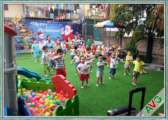 LA CHINE L'OIN/GV a qualifié l'herbe artificielle pour le gazon amical de terrain de jeu d'enfants fournisseur