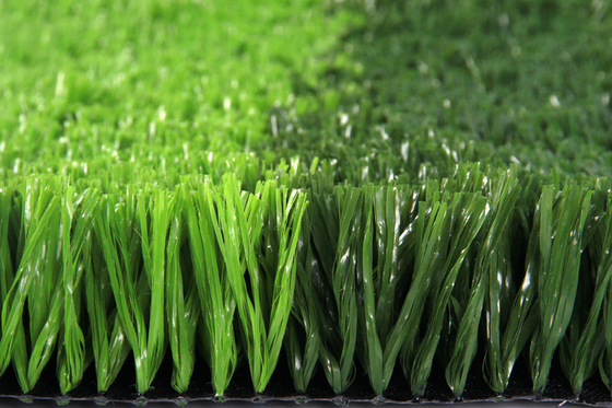 LA CHINE tapis d'herbe de gazon de 60mm pour le terrain de football du football d'usine extérieur fournisseur