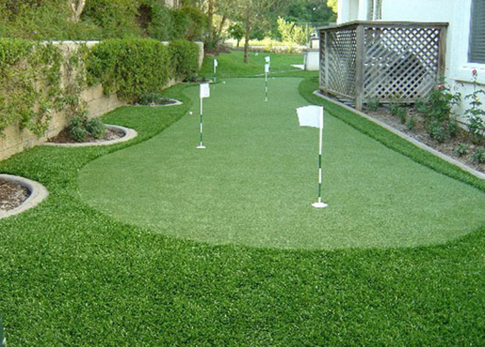 Les puttings greens fantastiques jouent au golf les couvertures artificielles d'herbe, matériel synthétique de PE d'herbe de golf 0