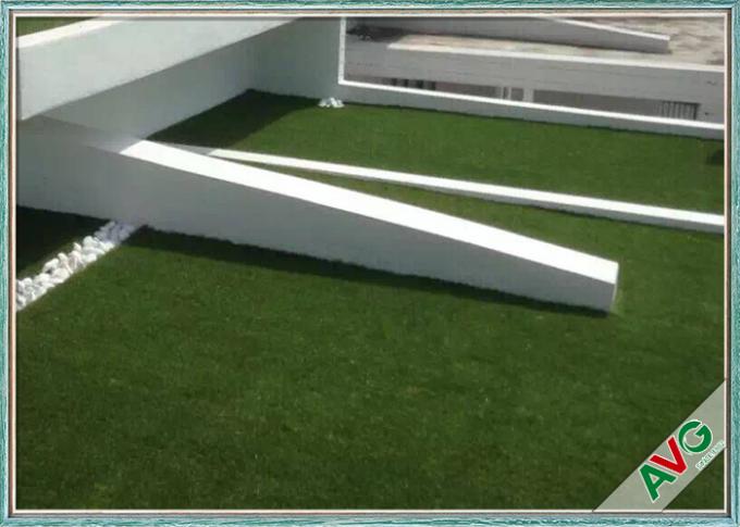 Le tapis synthétique de gazon d'herbe de stabilité de couleur pour les carrelages commerciaux font du jardinage herbe 0