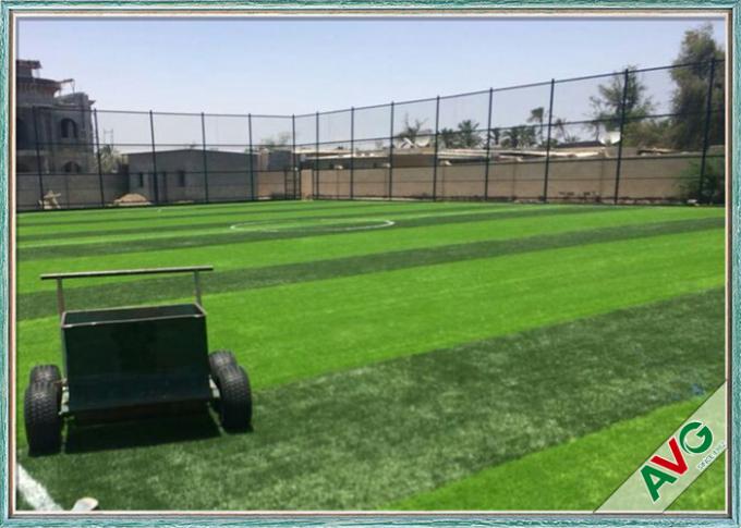 Pelouse artificielle synthétique du football de terrain de football de lancements artificiels verts extérieurs d'herbe 0