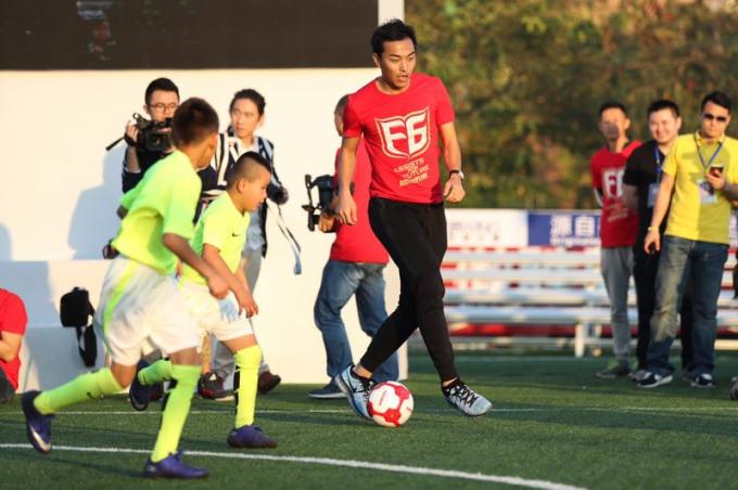 dernières nouvelles de l'entreprise Feng Xiaoting Charity Football Game s'est tenu hier, consacrant l'amour à l'avenir du football de la Chine  1