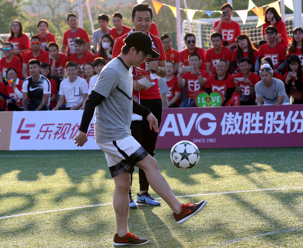 dernières nouvelles de l'entreprise Feng Xiaoting Charity Football Game s'est tenu hier, consacrant l'amour à l'avenir du football de la Chine  2