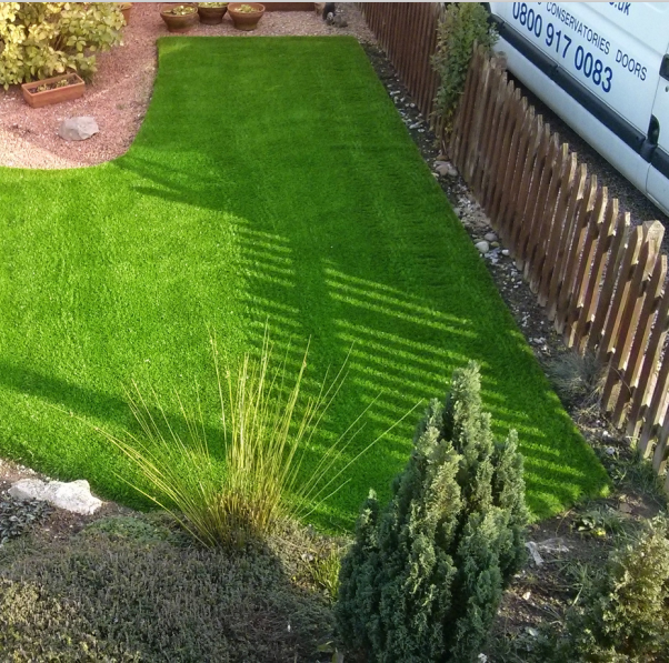 L'herbe synthétique pour l'herbe 50MM artificiels Cesped de paysage de jardin engazonnent le tapis artificiel 0