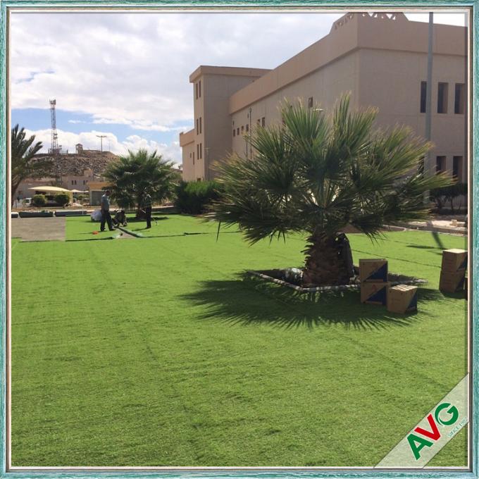 L'aménagement artificiel de jardin d'herbe engazonnent 40mm pour des enfants jouent le centre 0