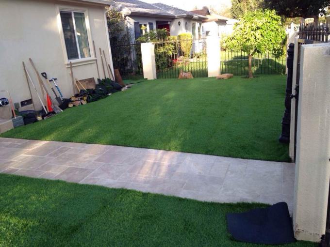 L'herbe de gazon pour le jardin décoratif extérieur engazonnent le gazon artificiel de 20mm 0