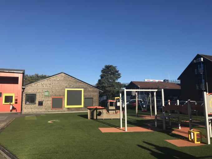 L'herbe artificielle de jardin de 7800 Detex tapissent 45mm pour l'aménagement 0