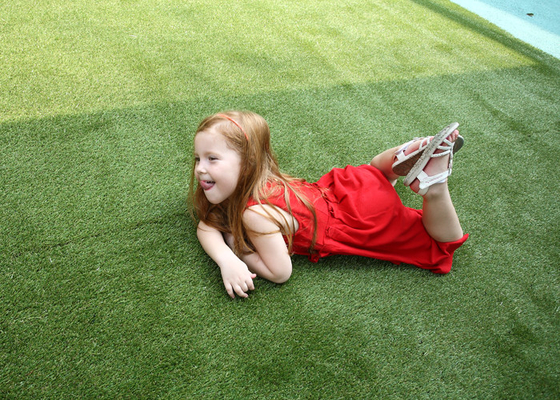 LA CHINE Herbe artificielle de terrain de jeu d'enfants pour aménager, faux tapis vert d'herbe fournisseur