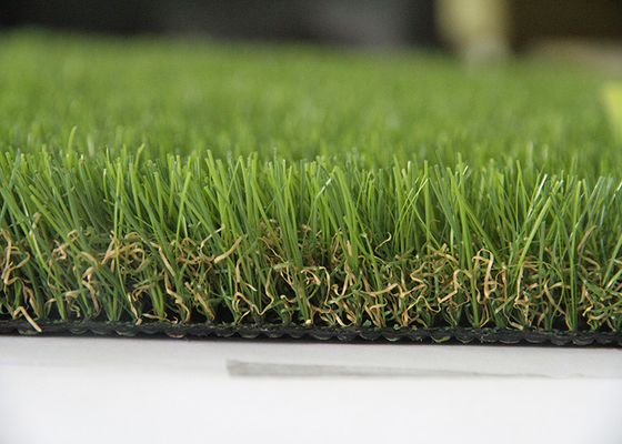 LA CHINE L'herbe artificielle de paysage, aménageant la fausse forme de v en parc d'herbe bavardent 20mm - 60mm fournisseur