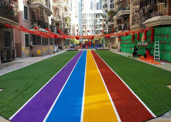 LA CHINE La voie courante a coloré les tapis artificiels d'herbe pour aménager la décoration en parc fournisseur