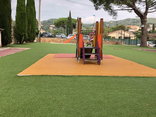 L'herbe synthétique tapissent l'herbe artificielle d'intérieur de gazon de l'herbe de tapis de jardin 20mm fournisseur