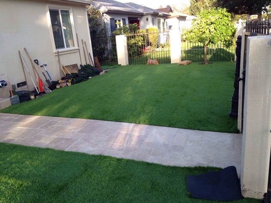 L'herbe de gazon pour le jardin décoratif extérieur engazonnent le gazon artificiel de 20mm fournisseur