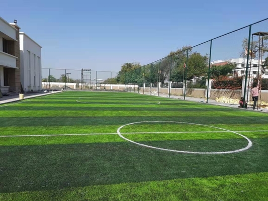 Le gazon synthétique d'herbe artificielle du football pour la tige de plancher de terrain de football bavardent l'herbe artificielle fournisseur