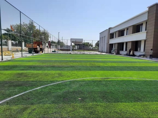 tapis artificiel d'herbe du football de gazon du football de champ d'usine de 45mm à vendre fournisseur