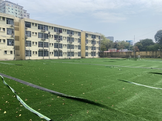 Herbe approuvée à l'usine du football de l'herbe 40mm de gazon de Fifa pour extérieur fournisseur
