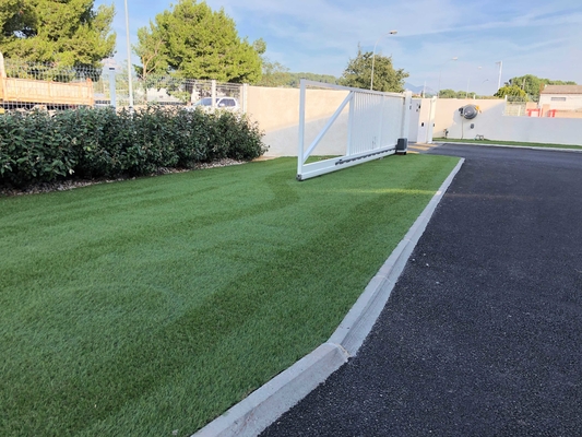 Herbe artificielle de jardin artificiel d'herbe tapisser l'herbe synthétique pour l'aménagement fournisseur