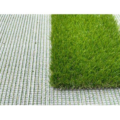 Le synthétique artificiel mou semblant naturel d'herbe de décoration a courbé le fil pour le jardin