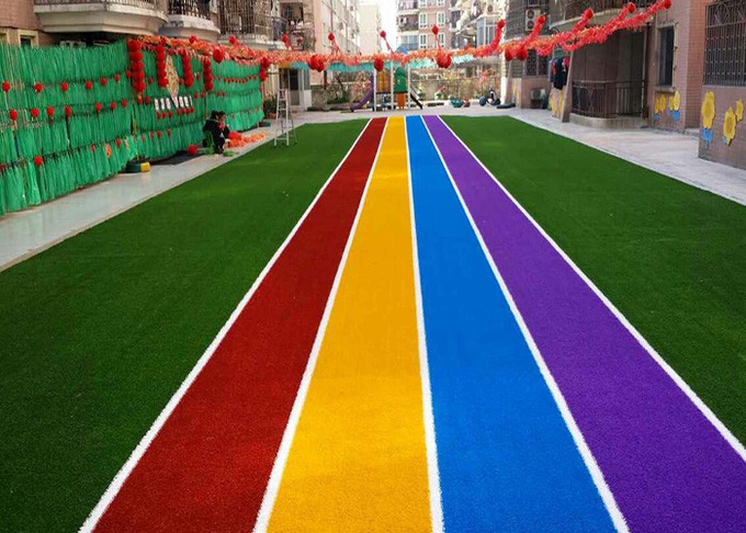 La voie courante a coloré les tapis artificiels d'herbe pour aménager la décoration en parc 0